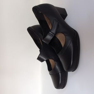 Clark's Unstructured Mary Jane heels